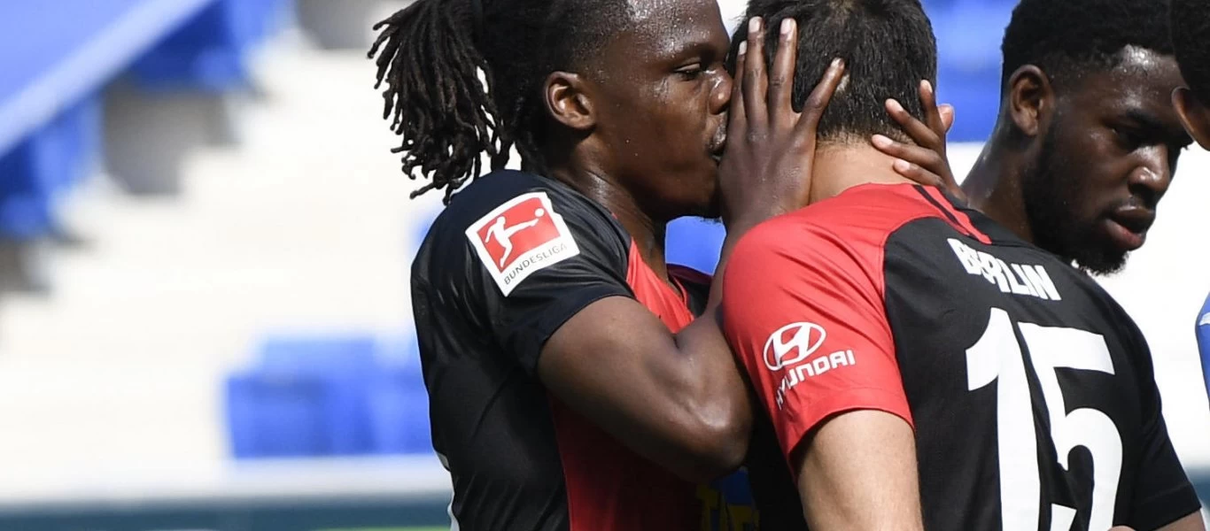 Αποστάσεις; - Μάλλον όχι για τους παίκτες της Χέρτα Βερολίνου - Φιλήθηκαν στο γκολ